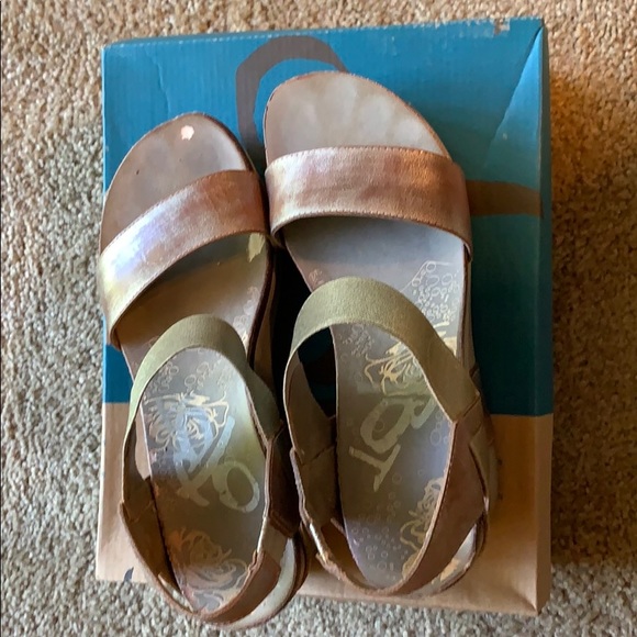 BUSHNELL IN GOLD WEDGE SANDALS - Picture 4 of 7